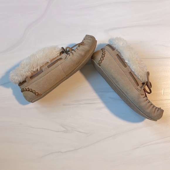 Minnetonka Charley Slippers Kids Size 2 - Picture 2 of 6